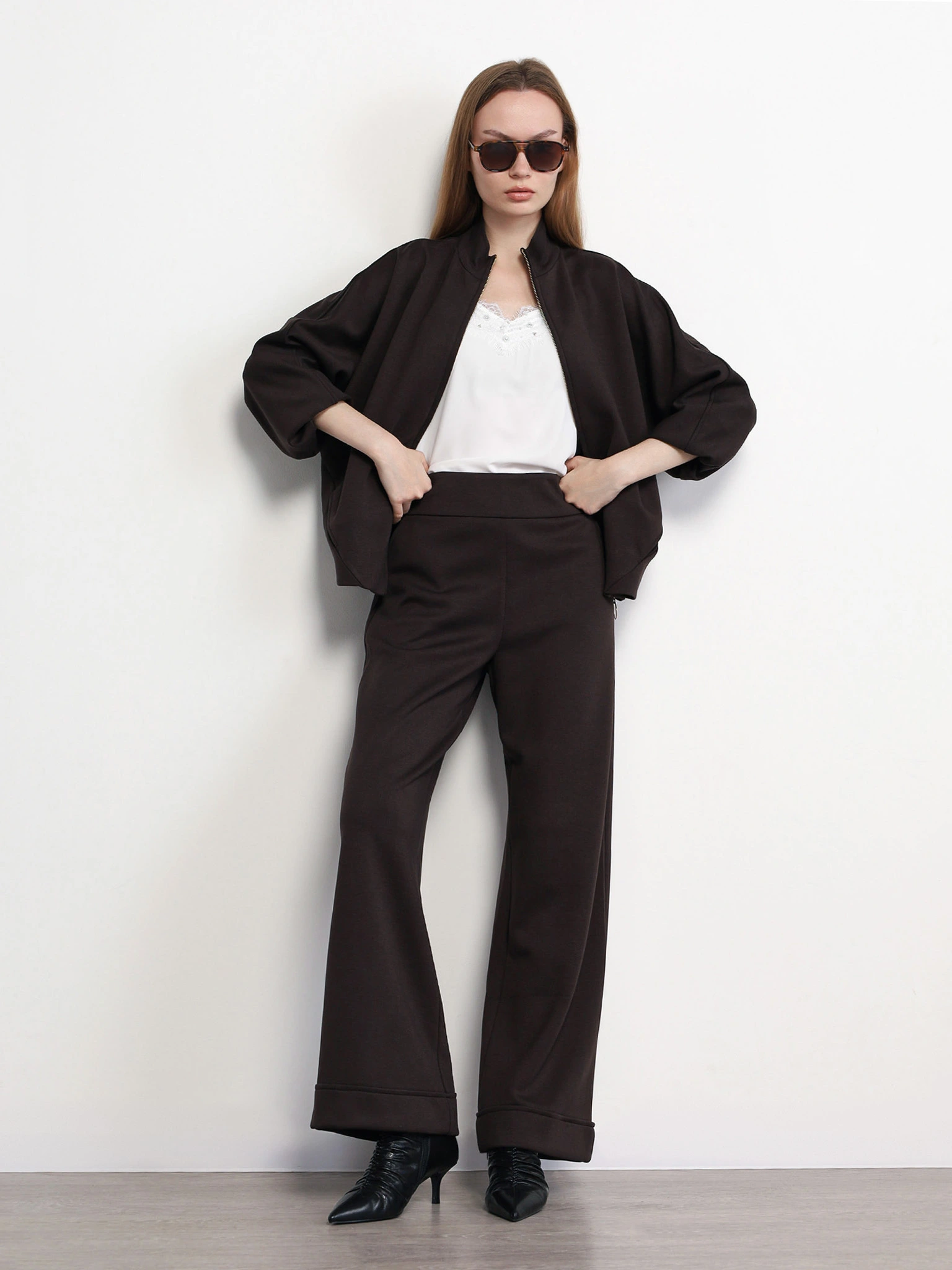 Брюки трикотажные темно-коричневого цвета расклешенного кроя